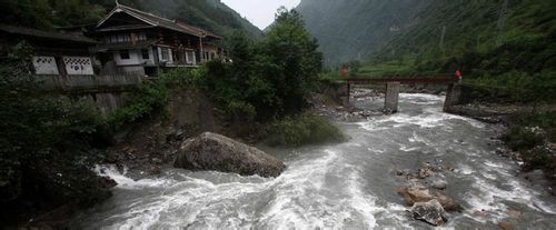 涪江,发源于岷山雪宝顶(藏语:哈肖冬日,意为东方海螺山)东北坡三岔