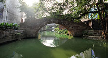 静卧水面的金鳌桥