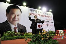 陈钦亮在群众大会上展示他的竞选标志