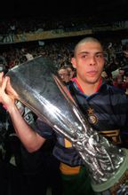 罗纳尔多捧起联盟杯 罗纳尔多捧起联盟杯